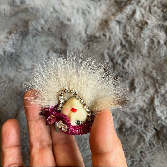 Vintage art deco porcelain and mink woman in pink hat brooch pin - Picture 7 of 13